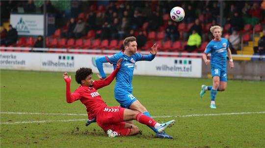 Felix Schmiederer auf dem Weg zur Führung. Saibo Ibraimo spitzelt im letzten Moment den Ball weg. In der zweiten Hälfte trifft Schmiederer zum 1:0.