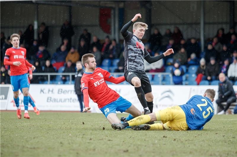 Felix Schmiederer (links) kämpft um jeden Ball. Hier kommt er gegen den Delmenhorster Torwart Eike Bansen zu spät. Aber in der 53. Minute schoss er sein erstes Regionalligator. Fotos: Jörg Struwe