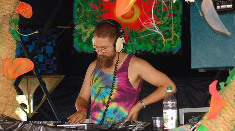 Zwei Apenser heben einen verborgenen Bilderschatz Felix Stöver steht im Achselshirt mit buntem Batik-Look am Mischpult, eines seiner Werke im Hintergrund