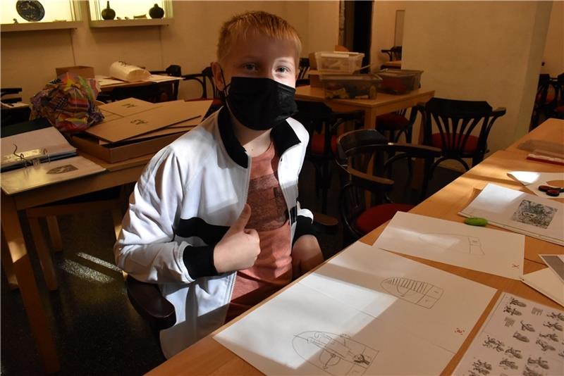 Ahlerstedter Schüler auf Entdeckungsreise im Agathenburger Schloss Felix hat Skizzen für seine Wappengestaltung gemacht.