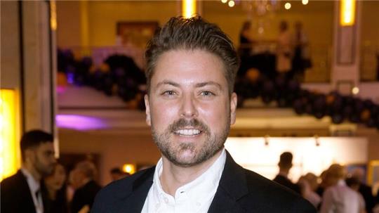 Felix von Jascheroff zieht in diesem Jahr ins Dschungelcamp ein. Kurz zuvor feiert der Schauspieler noch Verlobung.
