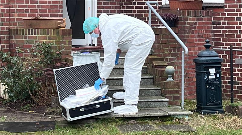 Femizid in Apensen: Kriminaltechniker der Polizeiinspektion Stade sichern Spuren.