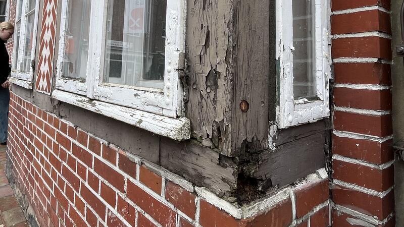 Fenster und Fachwerk vergammeln. Die Schäden sind inzwischen gut zu erkennen.