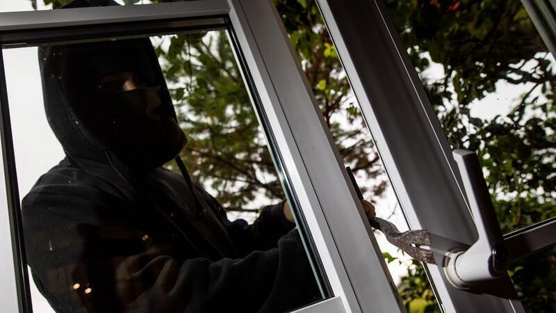 Sieben Einbrüche am Wochenende im Kreis Stade – Teure Schäden Fenster und Terrassentüren sind aufgehebelt worden. Die Polizei sagt: Wenn ein Einbrecher rein will, schafft er das auch.