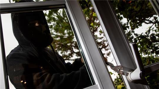 Fenster und Terrassentüren sind aufgehebelt worden. Die Polizei sagt: Wenn ein Einbrecher rein will, schafft er das auch.