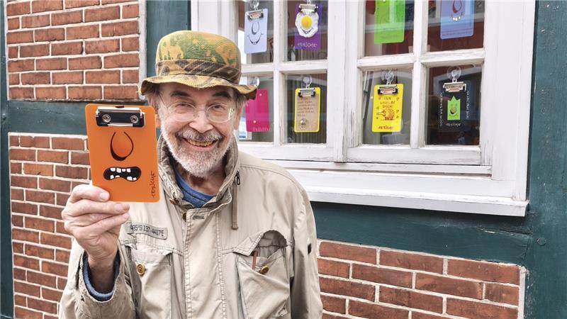„Fensterausstellung” in der alten Stadtwaage: Tetsche stellt Unikate in Stades Tourist-Info am Fischmarkt aus.