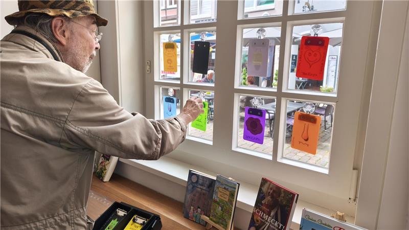 Tetsche stellt Originale am Stader Fischmarkt aus „Fensterausstellung” in der alten Stadtwaage: Tetsche stellt Unikate in Stades Tourist-Info am Fischmarkt aus.
