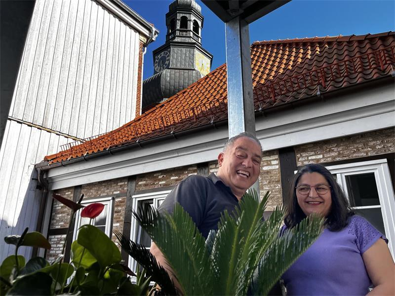 Ferai und Hos Ilker auf dem Balkon ihrer Wohnung im Haus Hökerstraße 26.
