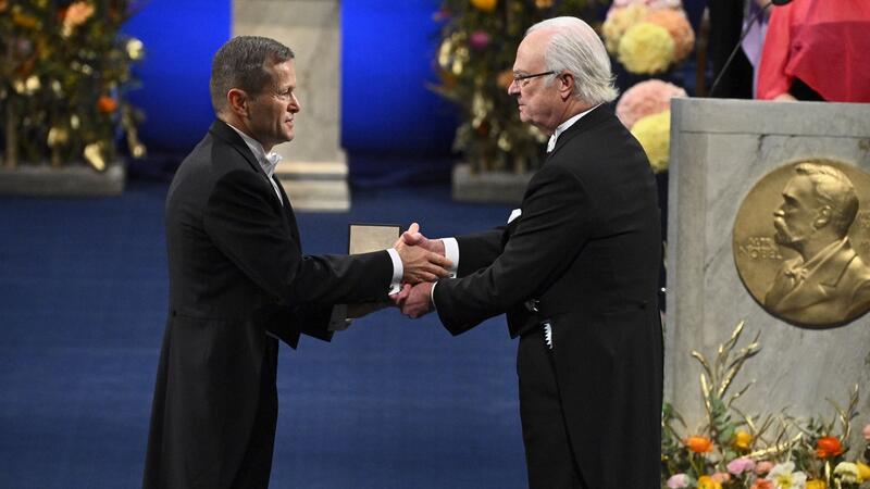 Schwedischer König überreicht Nobelpreise Ferenc Krausz (l) bekommt den Nobelpreis für Physik 2023 von Schwedens König Carl XVI. Gustaf in Stockholm.
