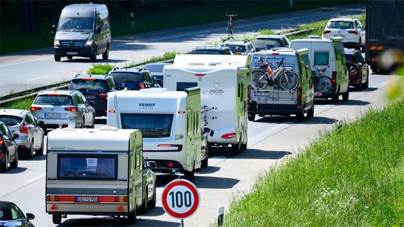 Schwieriges Verkehrswochenende in Schleswig-Holstein Ferienende in mehreren Bundesländern: Es könnte voll werden auf den Straßen in Schleswig-Holstein. (Archivbild)