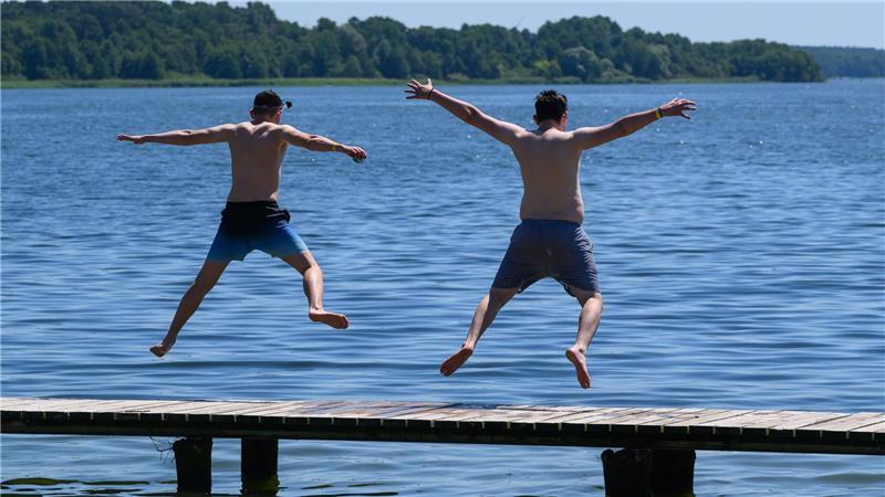 Ferienzeit für alle Kinder in Deutschland – doch für einige Schüler geht das Büffeln bald wieder los. (Archivbild)