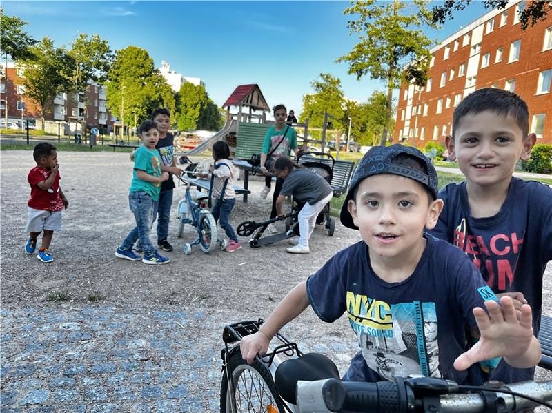 Ferienzeit im Altländer Viertel : Der fünfjährige Salah und sein sechsjähriger Bruder Moussa genießen lange Sommerabende mit ihren Cousins und Cousinen auf dem Spielplatz. Fotos: Richter