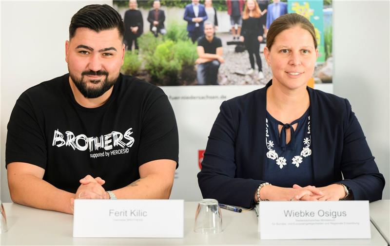 Junge Migranten sollen Männlichkeitsbild hinterfragen Ferit Kilic, Brothers-Teamleiter, und Wiebke Osigus (SPD), Europaministerin Niedersachsen, sprechen bei der Vorstellung des Gewaltpräventionsprojekt Brothers.