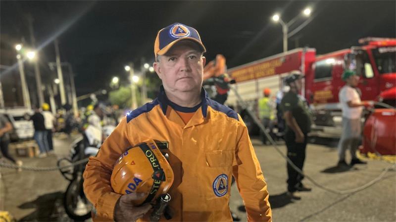 Plötzlich wird es still am Trümmerberg in Cali Fernando Acosta arbeitet als freiwilliger Helfer nach dem Erdbeben in Kolumbien mit.