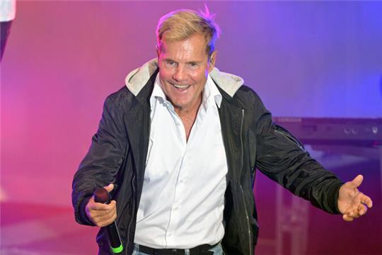 Fernsehstar Dieter Bohlen steht auf der Freilichtbühne Beelitz.