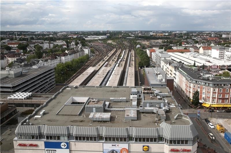 Fernverkehrszüge stehen auf den Gleisen des Fernbahnhofs Altona in Fahrtrichtung Diebsteich. Foto: Heimken/dpa