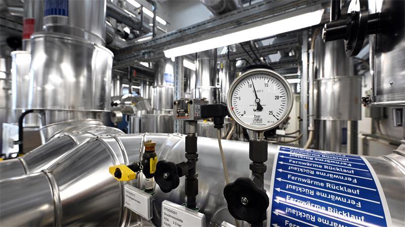 So wirkt sich der Wärmeplan im Alten Land und Horneburg auf Bürger aus Fernwärme-Rücklauf steht auf den Rohren in einem Solarthermie-Kraftwerk in Potsdam, lokale Wärmenetze sind in der Region laut EWE unwirtschaftlich.