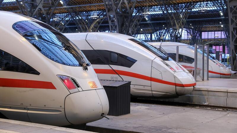 Züge kommen immer häufiger zu spät: Bahn unterbietet ihr Katastrophenjahr Drei ICE-Fernzüge im Leipziger Hauptbahnhof.