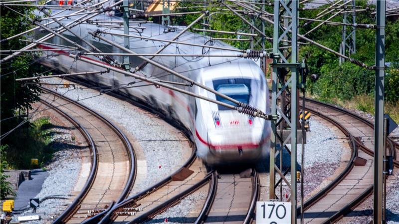 Sanierung Hamburg-Berlin - Längere Fahrzeit und Ersatzbusse Fernzüge zwischen Hamburg und Berlin werden mit Baubeginn ab 1. August umgeleitet und brauchen rund 45 Minuten länger.