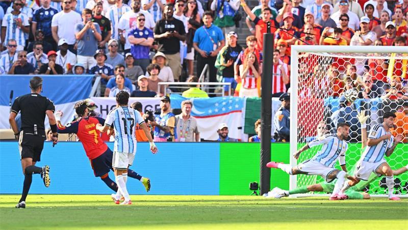 Ferrán Torres (2.vl) erzielt das Tor zum 1:0. 