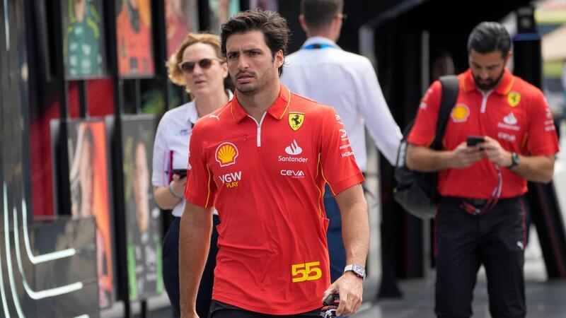 Ferrari-Pilot Carlos Sainz fällt mit einer Blinddarmentzündung aus.