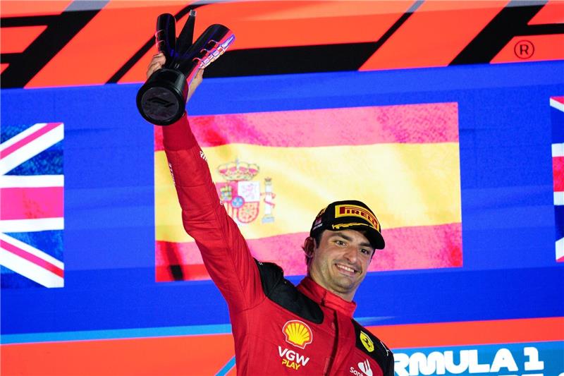 Italien jubelt nach Ferrari-Sieg in Singapur Ferrari-Pilot Carlos Sainz hat den Großen Preis von Singapur gewonnen.