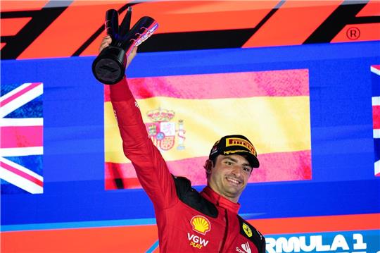 Ferrari-Pilot Carlos Sainz hat den Großen Preis von Singapur gewonnen.