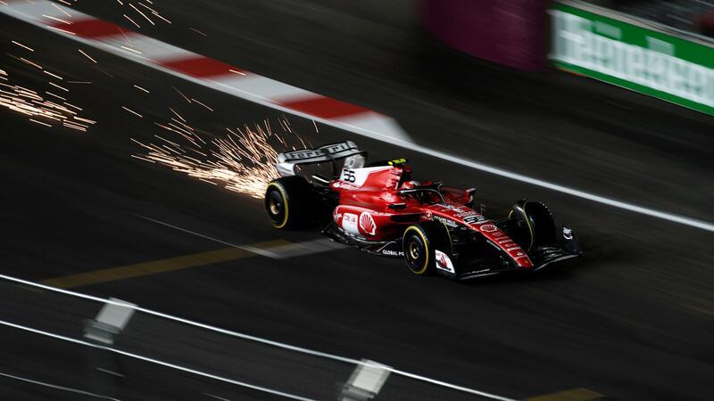 Farce um Fans und Wasserschacht in Las Vegas Ferrari-Pilot Carlos Sainz war über die defekte Abdeckung eines Wasserschachts gerast.