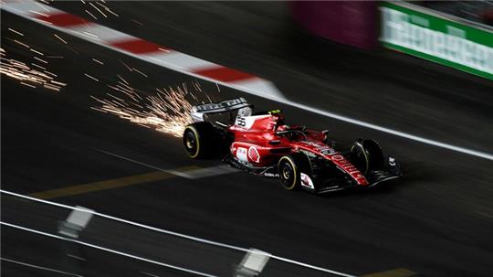 Ferrari-Pilot Carlos Sainz war über die defekte Abdeckung eines Wasserschachts gerast.