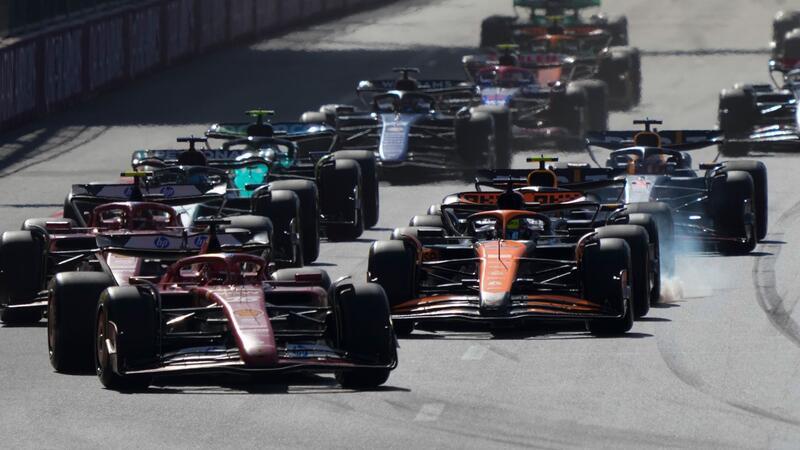 Kein Spaß für Verstappen: McLaren-Höhenflug in Baku Ferrari-Pilot Charles Leclerc führte das Feld nach dem Start an.