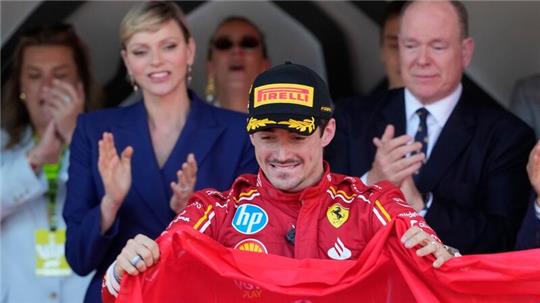 Ferrari-Pilot Charles Leclerc hat erstmals sein Formel-1-Heimrennen in Monaco gewonnen.