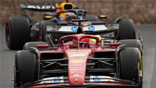 Ferrari-Pilot Charles Leclerc holte sich die Bestzeit im Training von Baku.