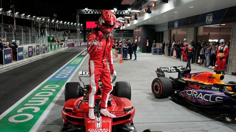 Pole Position: Leclerc hofft in Las Vegas auf Jackpot Ferrari-Pilot Charles Leclerc jubelt in Las Vegas über die Pole Position.