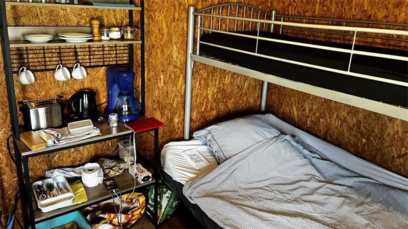Bier am Vormittag und die Frage: Ist Krautsand überhaupt eine Insel? Fertig eingerichtet in der Hütte: Zuhause und Arbeitsplatz auf Zeit für TAGEBLATT-Reporterin Anping Richter.