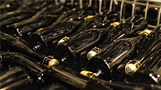 Fertig verkorkte Flaschen mit Cremant  im Keller eines Weinguts im Elsass.