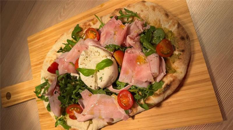 Osteria Il Mulino: Italienischer Wind für Deinster Mühle Fertig zum Reinbeißen - eine Pinsa aus dem Il Mulino.