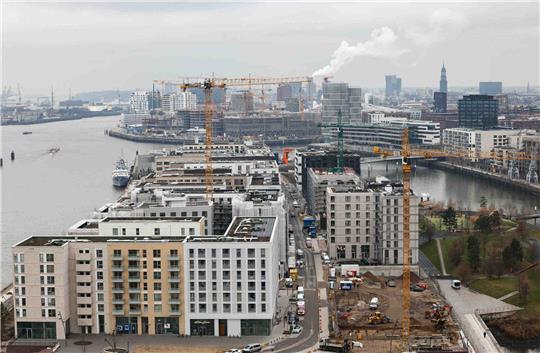 Fertige Wohnhäuser und Baustellen sind am Baakenhafen in der Hafencity zu sehen. Foto: Christian Charisius/dpa