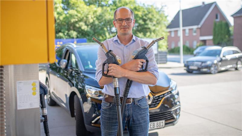 Fertigmachen zum Spritspar-Duell: Reporter Mark Schröder hat getestet, wie viel sich auf einer 100-Kilometer-Strecke sparen lässt, wenn man die Tipps des ADAC beherzigt. Foto: Hartmann