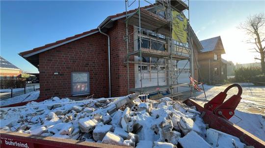 Fertigstellung ungewiss: Blick auf das Feuerwehr-Gerätehaus in Mittelnkirchen.