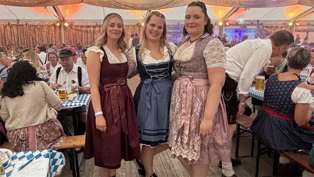 Fesche Dindl in ihren Lieblingsfarben (von links): Dana Peters aus Buxtehude und...