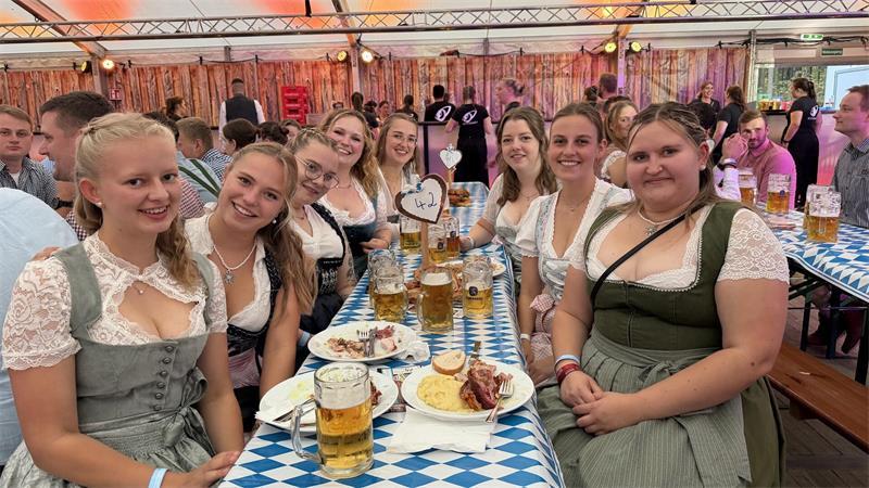 Fesche Dirndl mit zarter Spitze: die Sauensieker Dorfjugend beim Oktoberfest in Revenahe.
