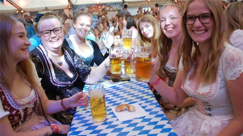 Oktoberfest in Revenahe - 3200 Karten restlos ausverkauft Fesche Dirndls und süffiges Wiesn-Bier - seit Jahren ist das Oktoberfest in Revenahe ein Garant für Stimmung und gute Laune