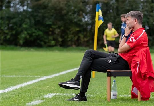 Fest im Chefsessel: Michael Rump bleibt Trainer in Immenbeck.