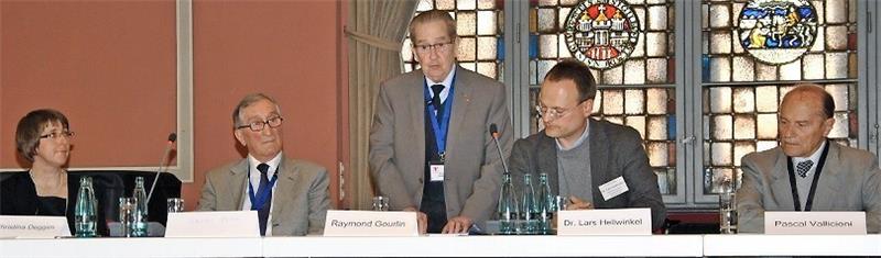 Festakt mit Berichten von Überlebenden der KZ Neuengamme und Sandbostel: Dr. Christina Deggim mit Daniel Poux, Raymond Gourlin, Dr. Lars Hellwinkel und Pascal Vallicioni (von links).