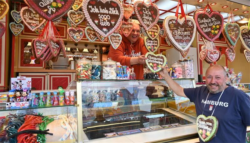 Schützen- und Volksfest in Neuenfelde: Ein ganzer Ort macht Party Festausschussleiter Mario Liguori (rechts) vom Schützenverein Neuenfelde freut sich mit Schausteller Thorsten Alfey auf das Volksfest rund um das Schützenhaus am Arp-Schnitger-Stieg in Neuenfelde.