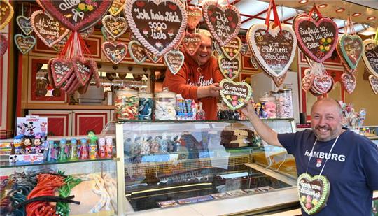 Festausschussleiter Mario Liguori (rechts) vom Schützenverein Neuenfelde freut sich mit Schausteller Thorsten Alfey auf das Volksfest rund um das Schützenhaus am Arp-Schnitger-Stieg in Neuenfelde.