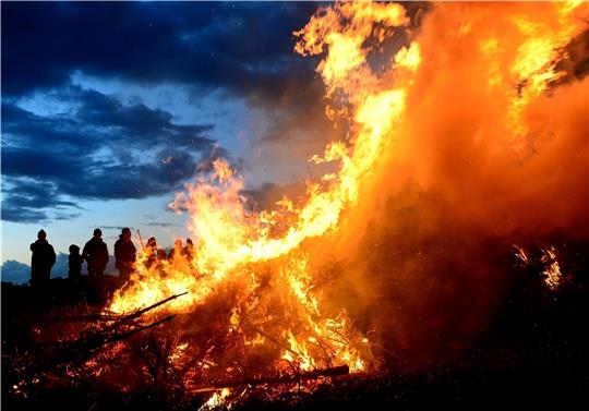 Fester Bestandteil des Osterfestes: ein geselliges Feuer. Foto: Maurizio Gambarini/dpa