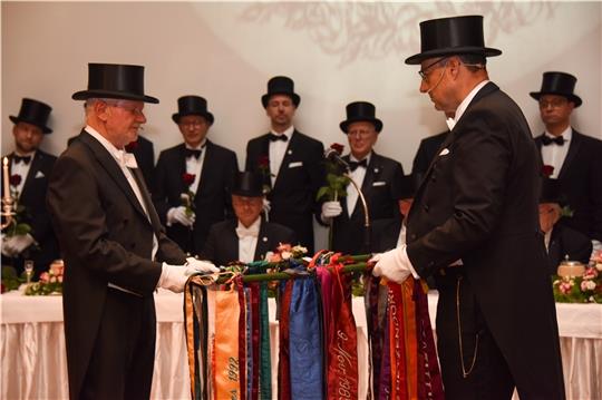 Festgebender Bruder Horst Kohlmann (links) bei der Kranzübergabe mit Dr. Georg Hetzendorff. Foto: Schattke