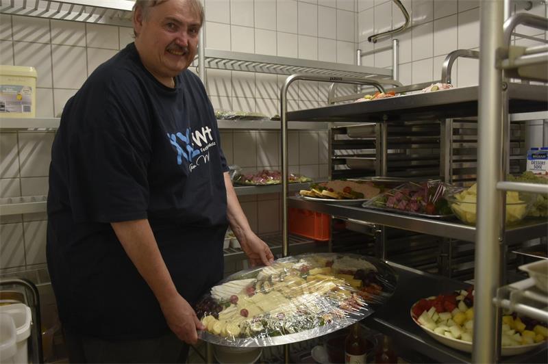 Festhallenwirt Dieter Murck prüft die fertigen Platten, bevor sie rausgehen.
