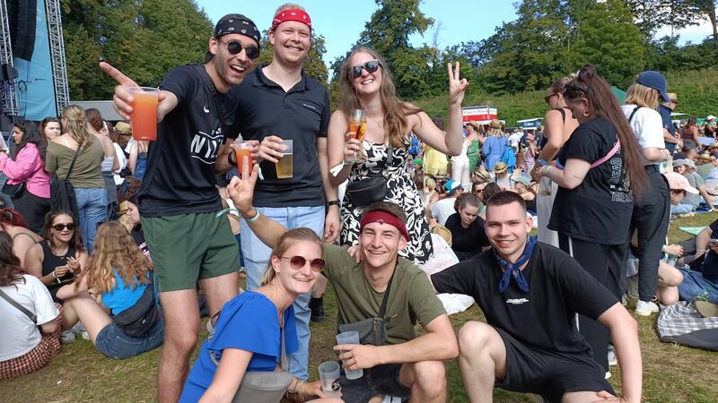 Junge Leute auf der Liegewiese vor der Bühne beim Mamf.